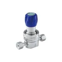 Регулятор AMFLO UHP AU23 Материал: Код SH (Body-SUS316L VAR; Poppet, Nozzle,Diaphragm, Gland-Hastelloy®C-22,Seat: PCTFE) ; Поверхность 0.13 um; 4х портовый с манометрами, вх. давл. 206 бар, CV-0.9